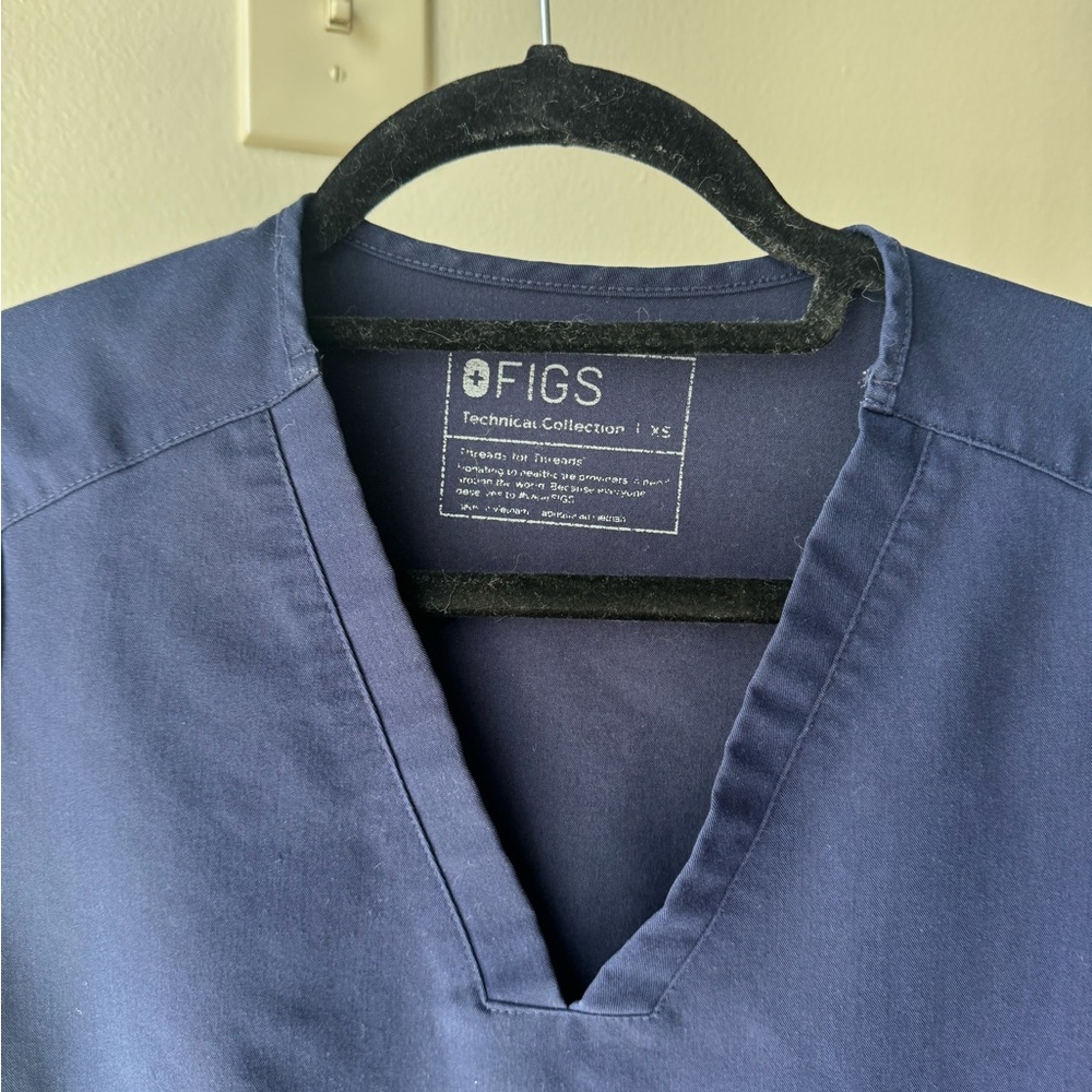 FIGS Women's Classic Navy Scrub Top - Picture 4 of 6